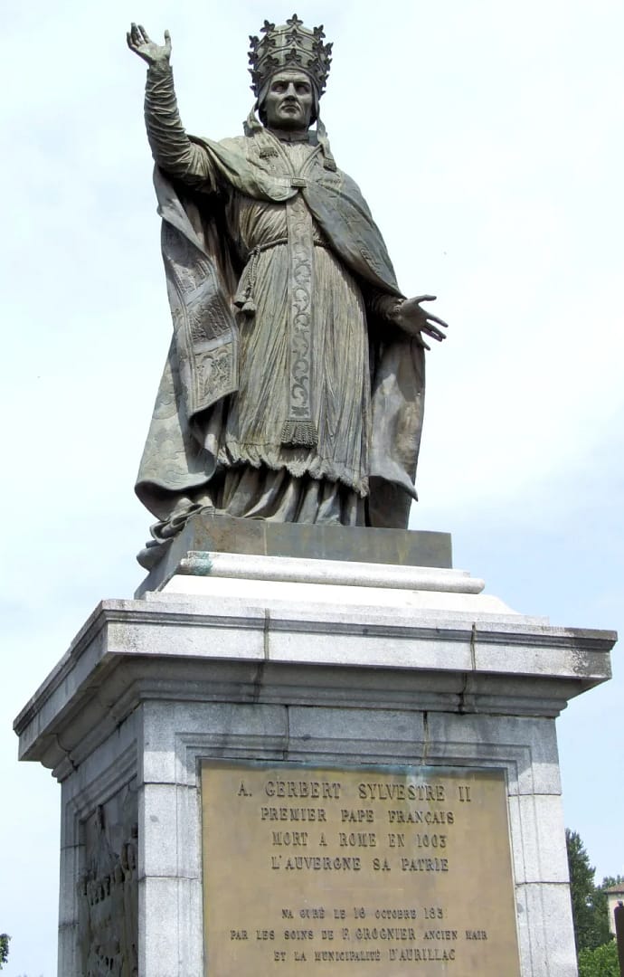 Statua di Gerberto d'Aurillac - Papa Silvestro II.
Ubicazione: Aurillac, Cantal, Francia