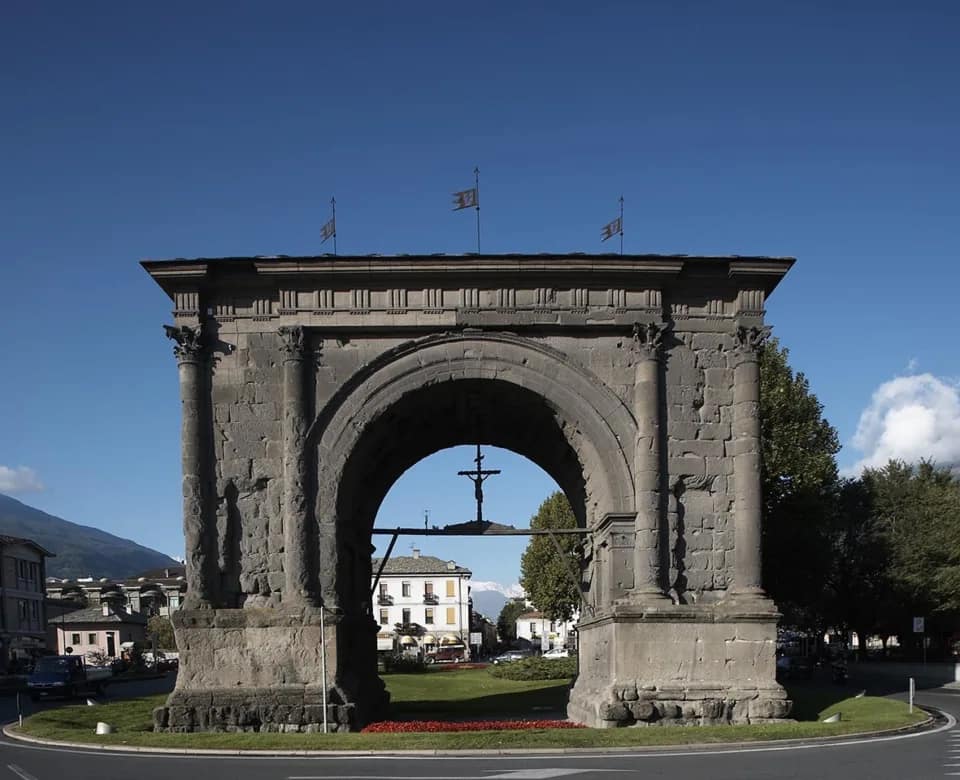 Questa immagine ha l'attributo alt vuoto; il nome del file è Arco_Augusto_Aosta-960x780.webp
L'arco d'Augusto ad Aosta, facciata orientale